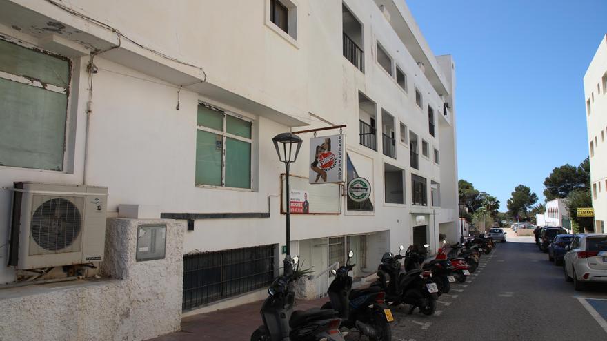 Un gran operativo de la Guardia Civil registra varios apartamentos de es Pujols en Formentera