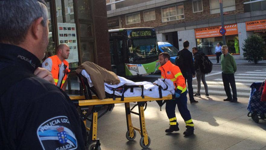 El cliente que se autolesionó, evacuado por el 061. // M.F.