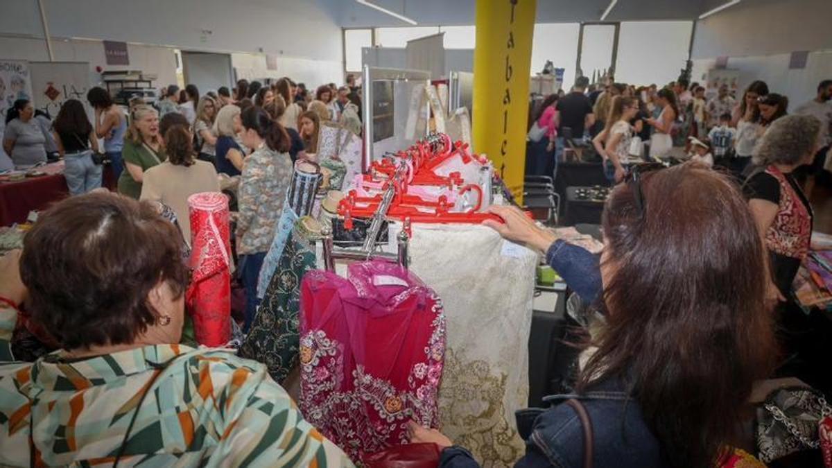 Los asistentes al showroom fallero del año pasado.