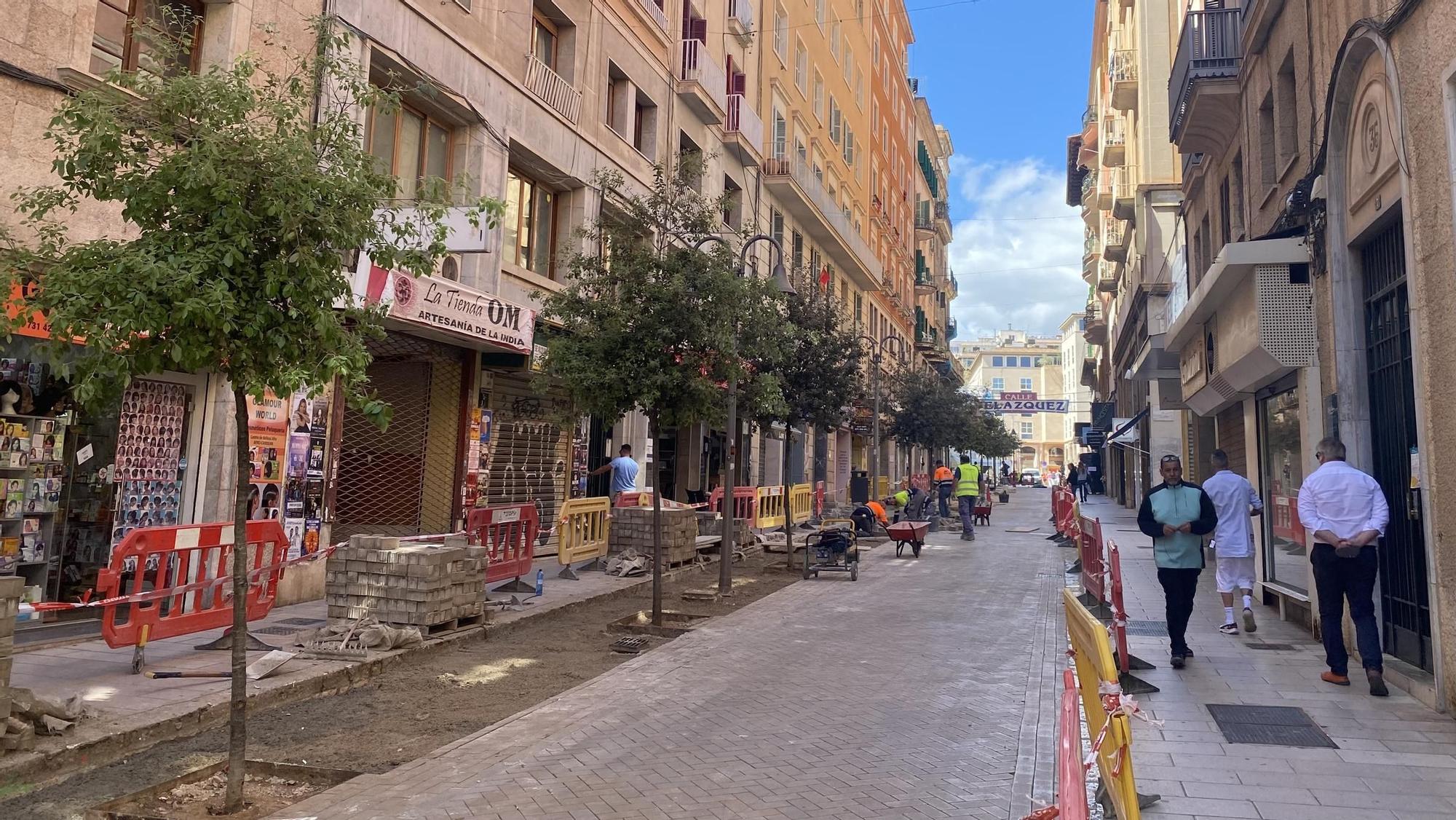 Las fotos de la eliminación de la trama verde de la calle Velázquez de Palma, que vuelve a ser pavimentada