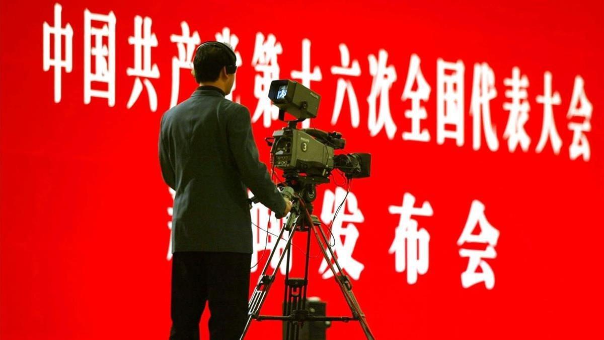 Una cámara filma una conferencia de prensa del Partido Comunista Chino.