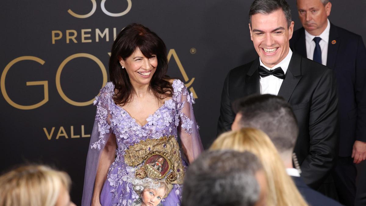 La ministra de Igualdad, Ana Redondo, y el presidente del Gobierno, Pedro Sánchez, posan en la alfombra rosa previa a la gala de la 38 edición de los Premios Goya