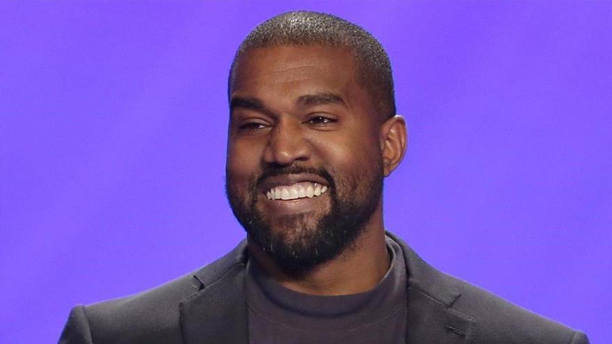 Kanye West orina sobre un Grammy en plena discusión con las discográficas