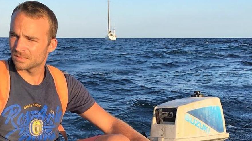 Kevin Bravo de Laguna navegó cuatro semanas para trabajar en Formentera porque había oído que con la falta de vivienda lo mejor era traer su propia casa.