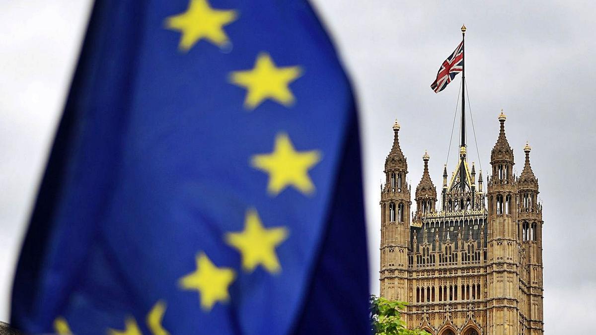 Una bandera europea davant del parlament britànic, en una imatge d’arxiu.  | ANDY RAIN