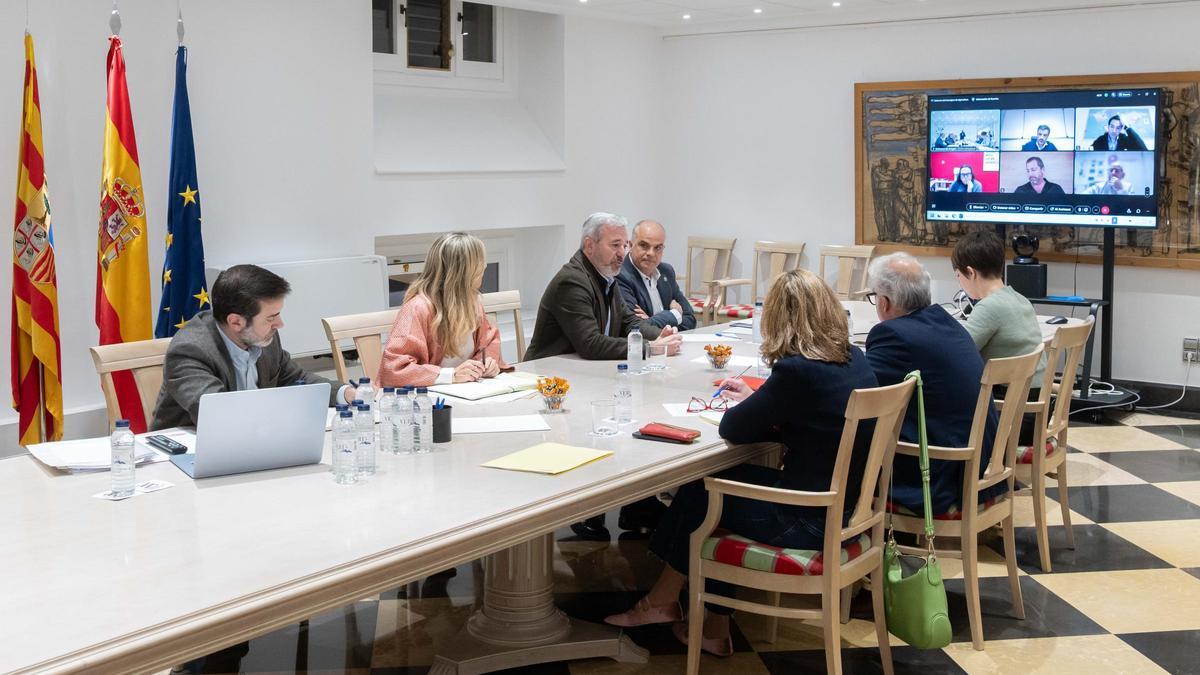 El Gobierno de Aragón, representado por Jorge Azcón, Mar Vaquero y Javier Rincón, en un encuentor telemático con el sector porcino por los aranceles de China al cerdo europeo.