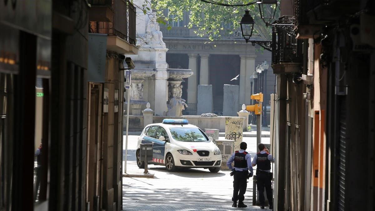 Vigilancia policial de una pareja de los Mossos en el Born de Barcelona, el 24 de abril del 2020