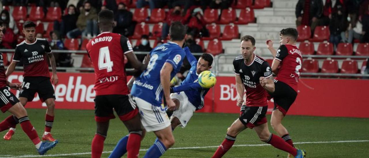 Matheus remata a gol en el partido del Oviedo ante el Mirandés. |