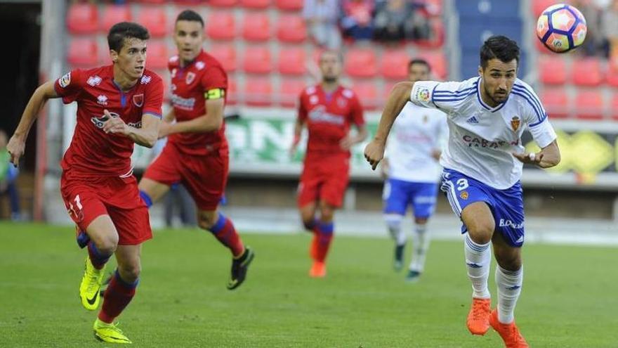 El Real Zaragoza desprecia el balón y rueda hacia la insignificancia