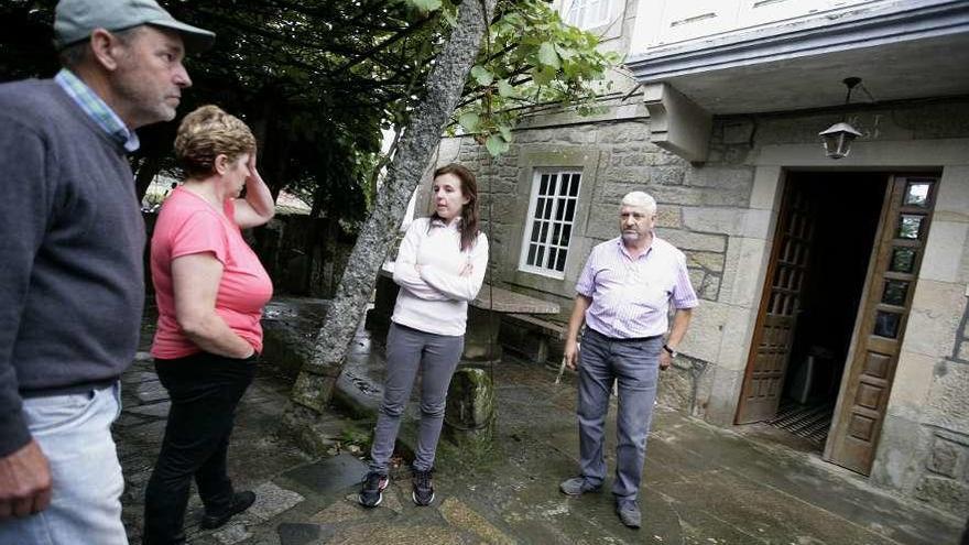 Familiares de María Fraiz, junto al vecino que la salvó de los perros. // Bernabé