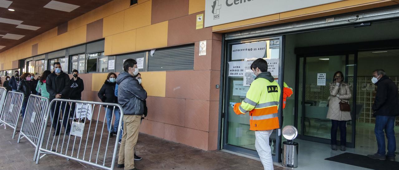 Colas en un centro de salud de Cáceres en enero, cuando se realizaban cribados masivos.