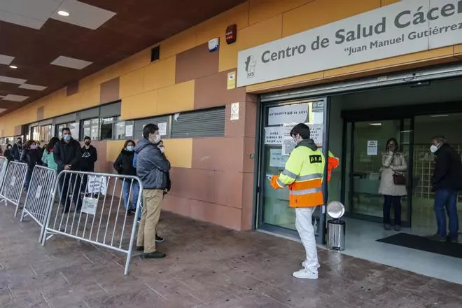 Primaria atiende una media de 20.000 pacientes por covid al día