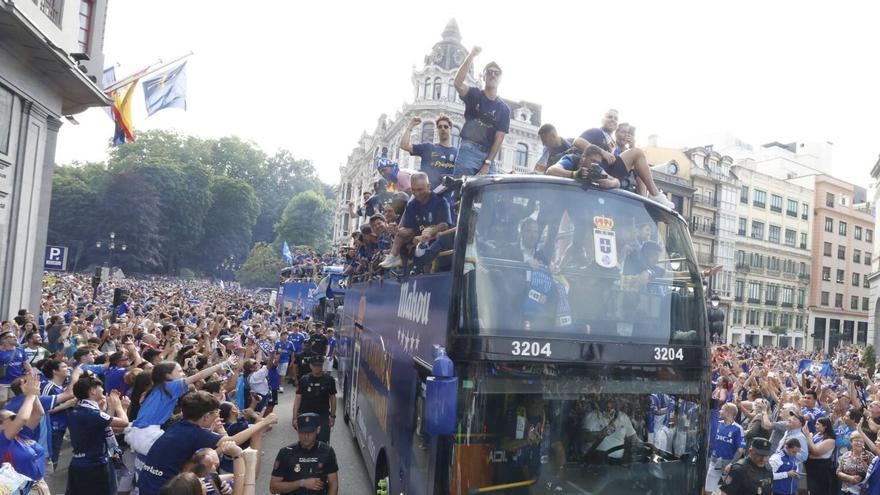 Oviedo, paraíso azul: decenas de miles de personas colapsan el centro de la ciudad para celebrar el ascenso con los jugadores
