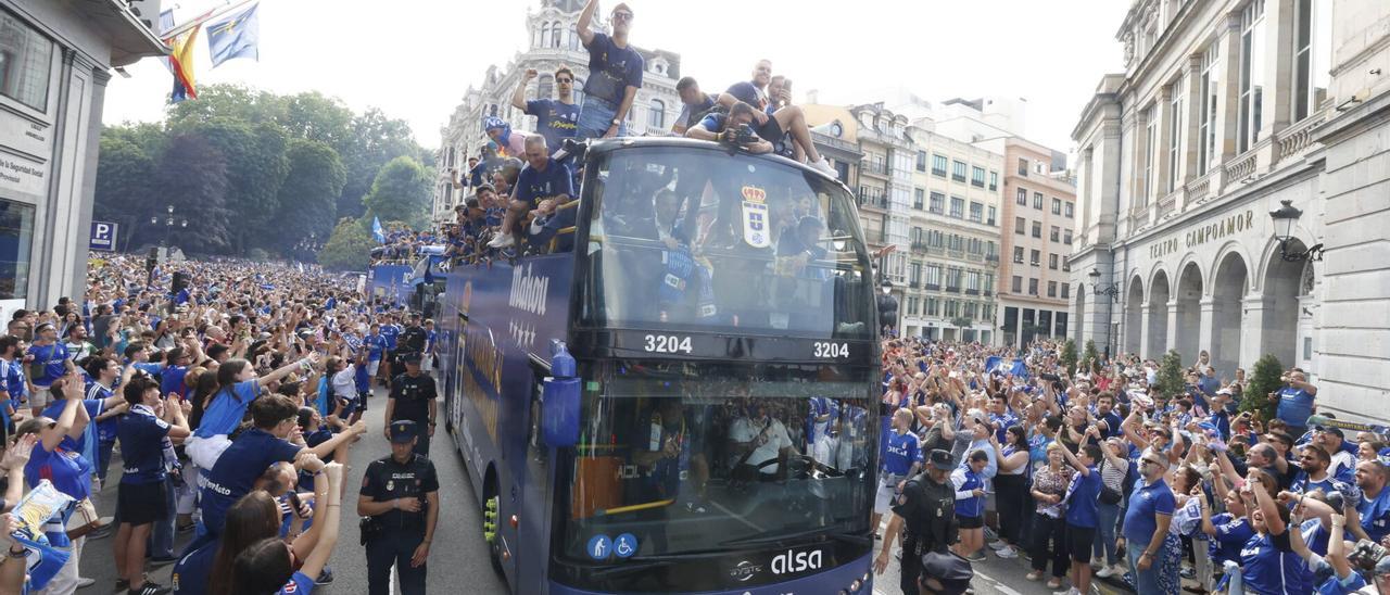 Oviedo, paraíso azul: decenas de miles de personas colapsan el centro de la ciudad para celebrar el ascenso con los jugadores
