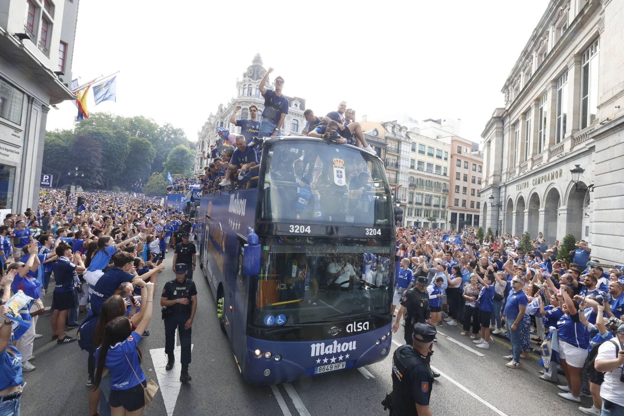 Locura azul en las calles de Oviedo para celebrar el ascenso del equipo a Primera División