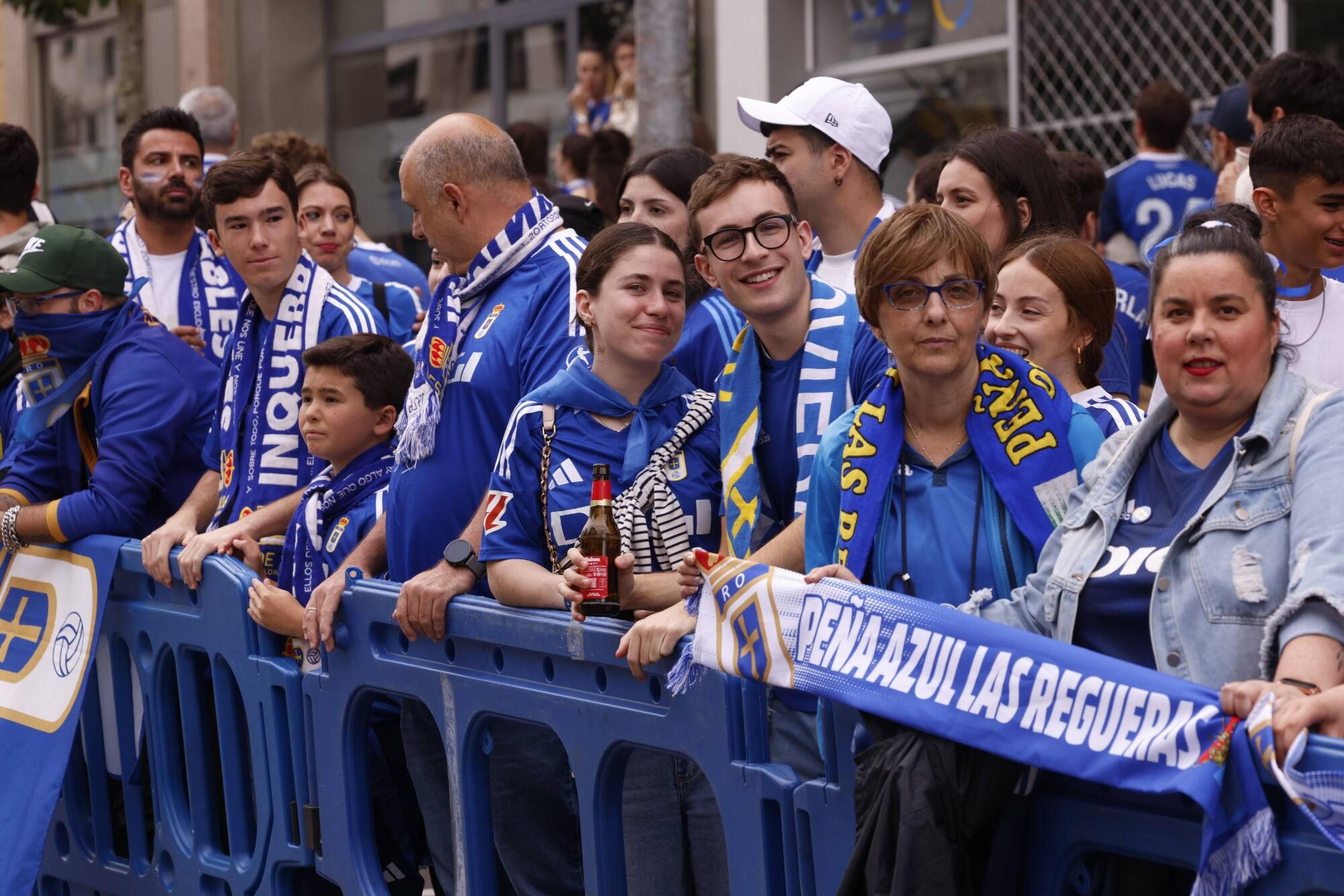 EN IMÁGENES: Espectacular recibimiento de la afición del Oviedo a su equipo antes de la vuelta por el ascenso contra el Almería