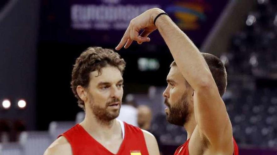 Pau y Marc Gasol durante el entrenamiento.