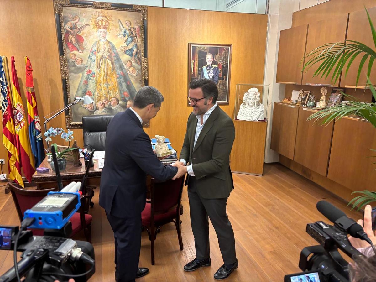 El alcalde Elche entregó una reproducción de la Dama al director de la EUIPO