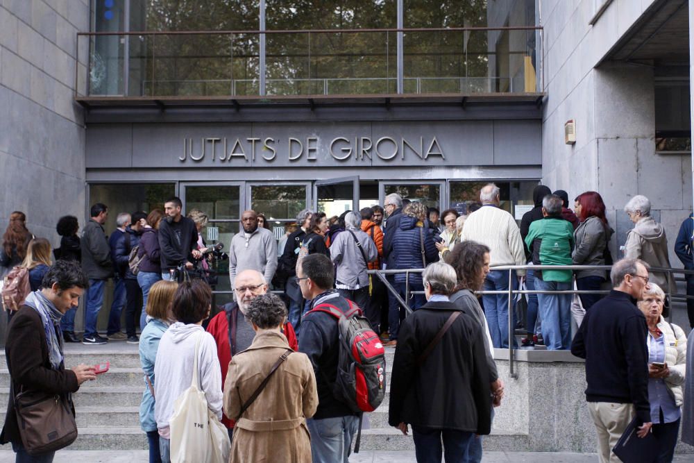 Tensió als jutjats de Girona quan més de 100 persones s'han volgut «autoinculpar»