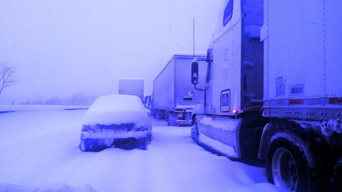 Al quedar cortada la circulación no podían actuar las quitanieves, los camiones y coches se acumulaban quedando atrapados.