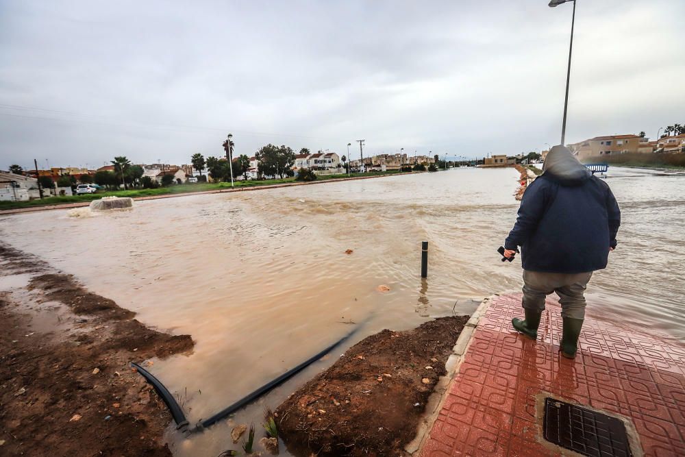 Imágenes de los vecinos retirando agua de las viviendas y las balsas de laminación que no dieron abasto ayer junto a la laguna de Torrevieja