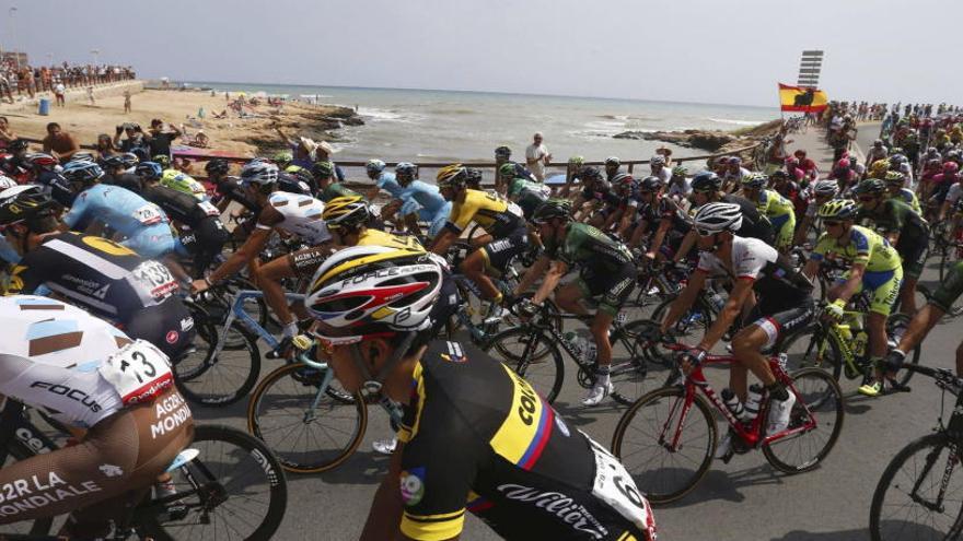 Imagen de la Vuelta Ciclista a España de 2015 a su paso por la cala del Palangre en Torrevieja