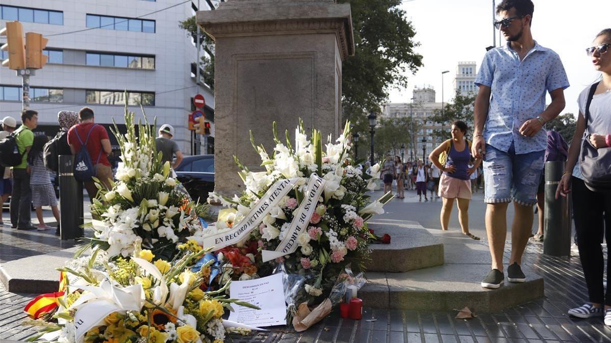 Ofrendas florales al inicio de la Rambla, en la vigilia del aniversario de los atentados del 17-A.