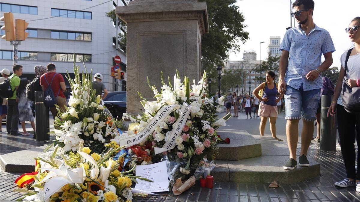 zentauroepp44678120 barcelona 16 08 2018 ofrendas florales al inicio de la rambl180816215438