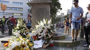 zentauroepp44678120 barcelona 16 08 2018 ofrendas florales al inicio de la rambl180816215438