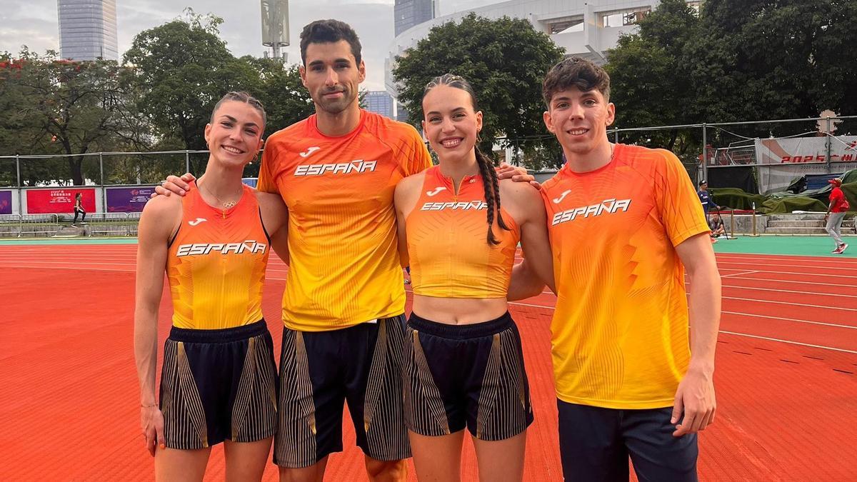 Berta Segura, Samuel García, Carmen Avilés y David García, antes de correr en la repesca del Mundial de Relevos.