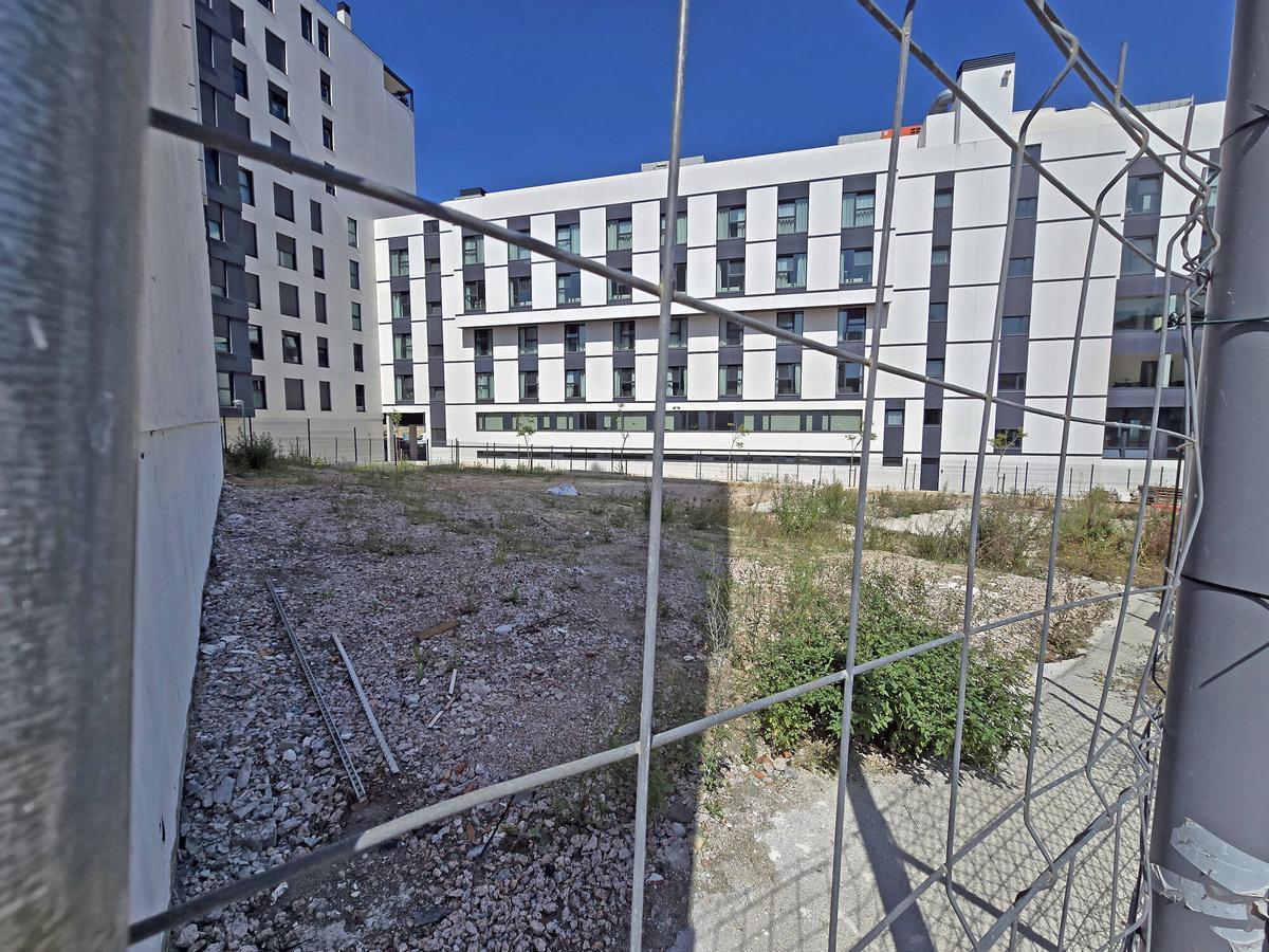 Parcela en Esturáns donde el Concello construirá un edificio con 27 viviendas.