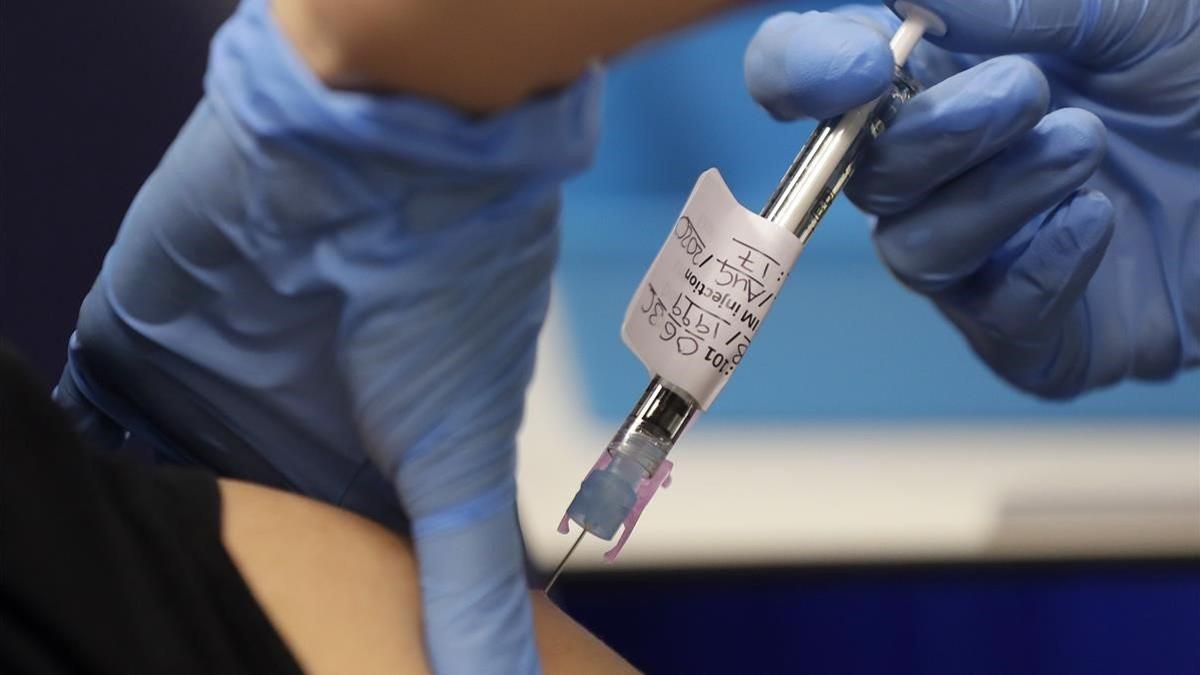 Un voluntario recibe una vacuna en un hospital británico, el 5 de agosto del 2020