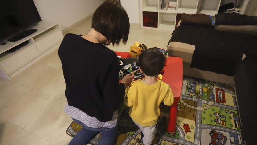 Amparo, jugando en casa con el pequeño Nico.