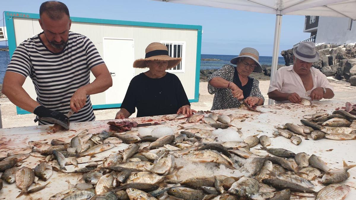 De izquierda a derecha, Silvestre Chacón, las hermanas Hierro Morales, Esperanza e Isabel, y Pedro Cabrera, durante el proceso de jarear las salemas, ayer | | ONDA FUERTEVENTURA