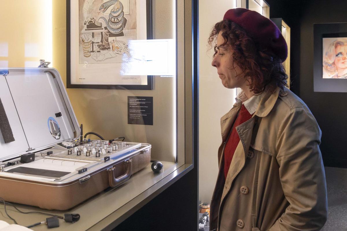 Una visitante contempla uno de los artilugios empleados por los espías.