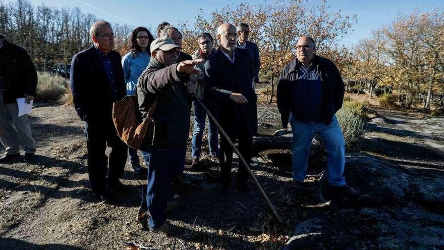 El ganadero Eduardo Herrero explica a los técnicos el pastoreo del rebaño de ovejas por los montes de Fresnadillo de Sayago.