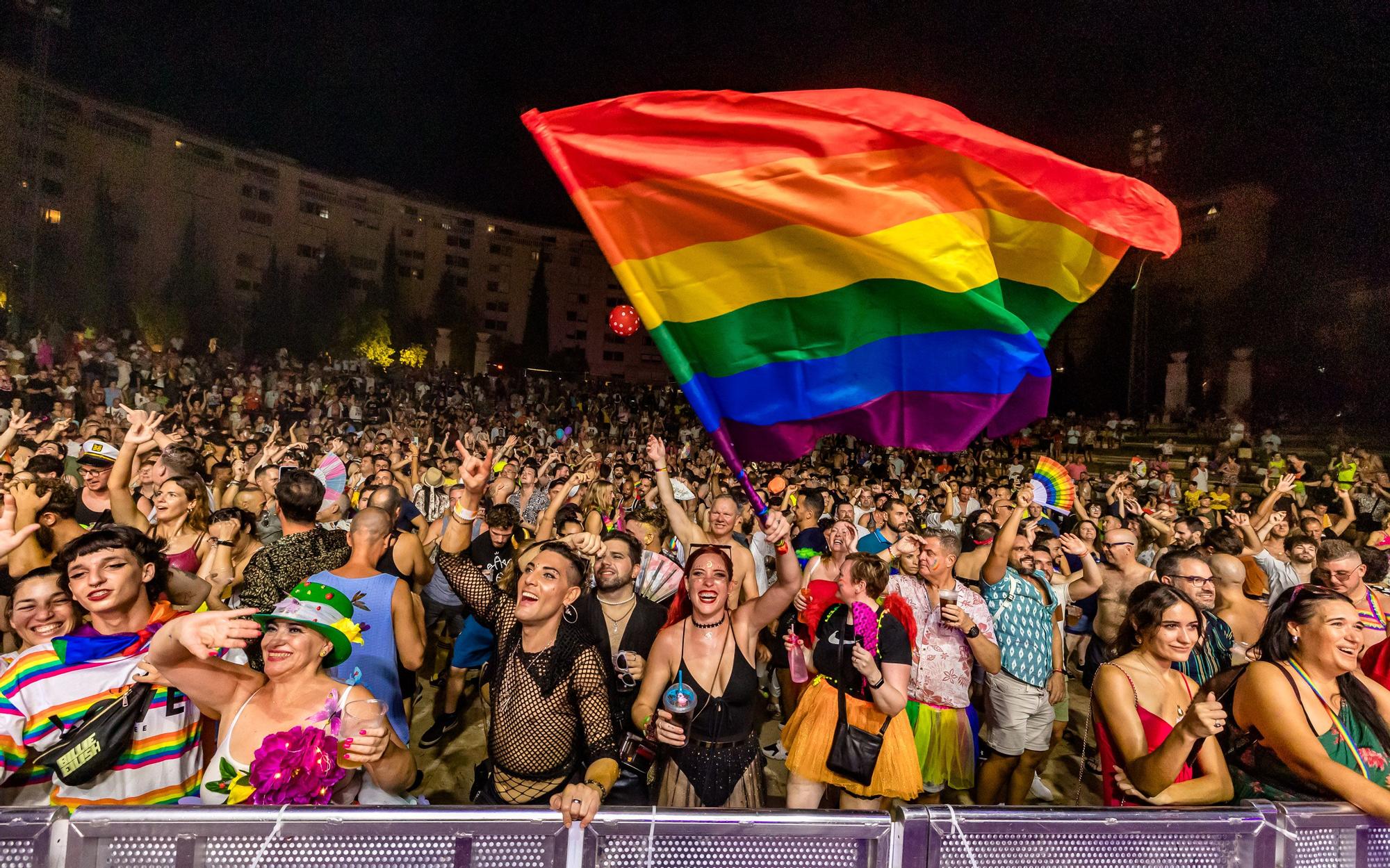 Como en ediciones anteriores, The Parade ha comenzado esta tarde desde el Rincón de Loix, recorriendo el Paseo de la Playa de Levante Levante y un tramo de la avenida Mediterráneo hasta alcanzar el auditorio Julio Iglesias del Parque de l’Aigüera donde se ha continuado la fiesta.