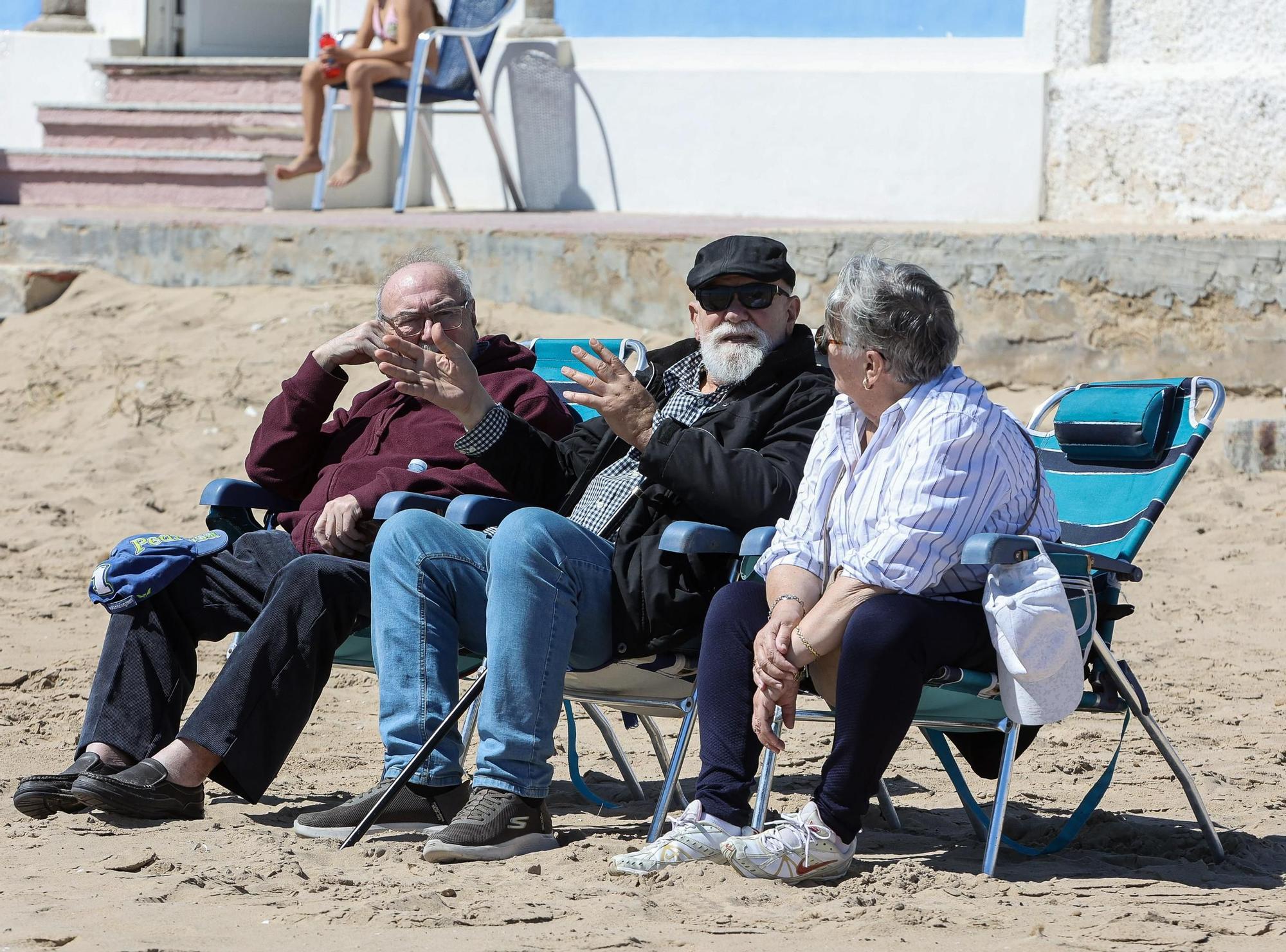 Así celebran el lunes de Pascua familias y vecinos en la playa de la Marina y la pinada