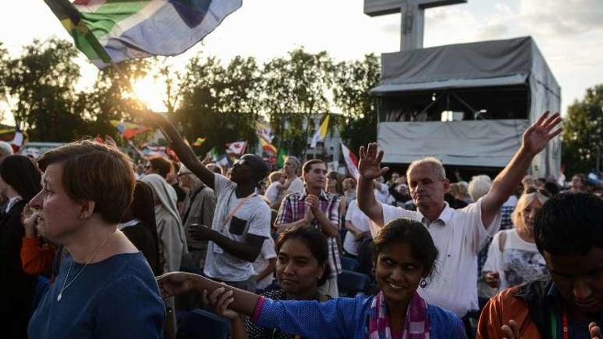 Peregrinos participan en una fiesta frente a una iglesia en Cracovia.