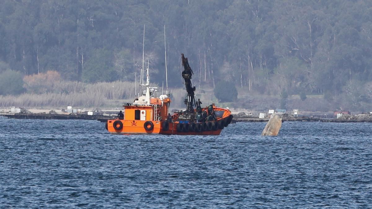 Operación de reflotado del narcosubmarino en la ría de Arousa