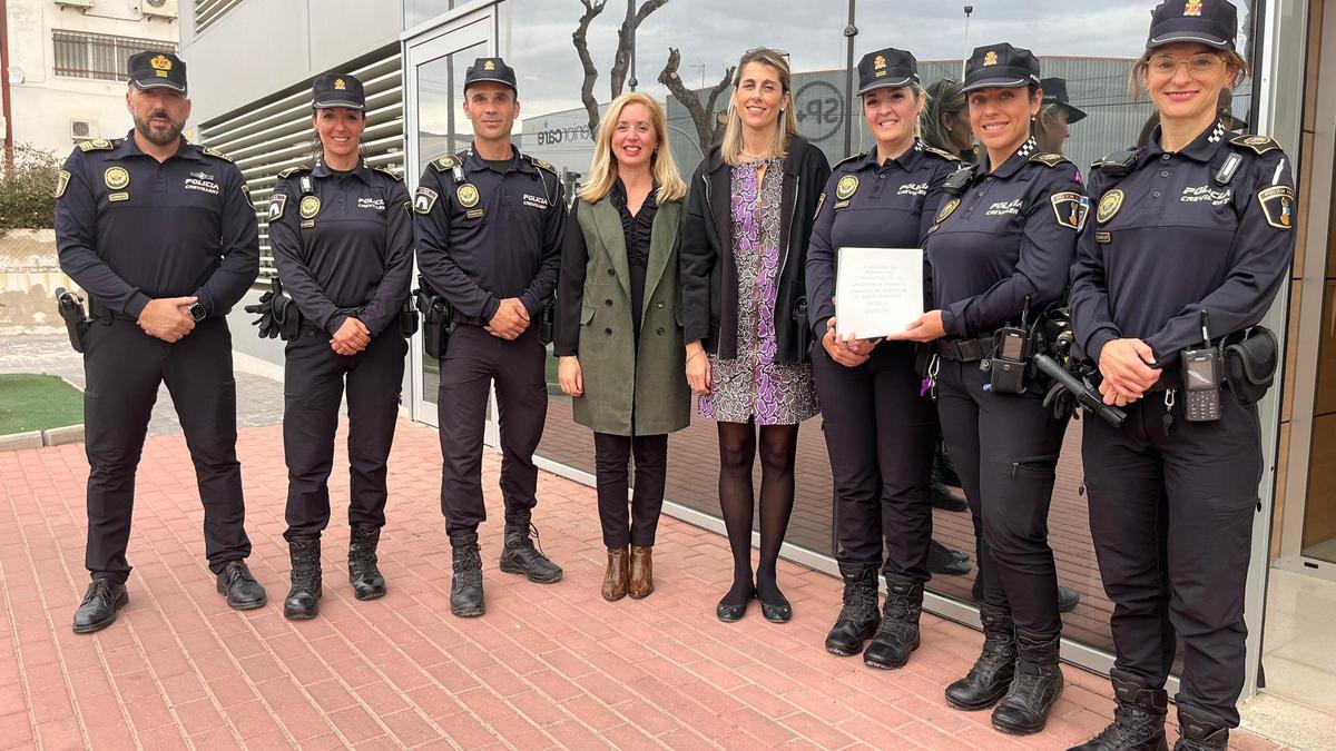 La concejala y la alcaldesa, con los agentes de la Policía Local premiados