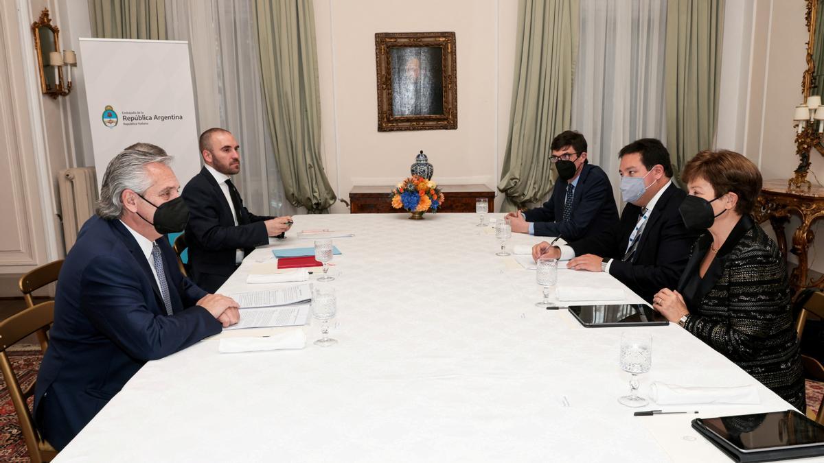 El presidente argentino, Alberto Fernández, y su ministro de Economía, Martín Guzmán, durante una reunión con la directora del FMI, Kristalina Georgieva, el pasado 30 de octubre en Roma.