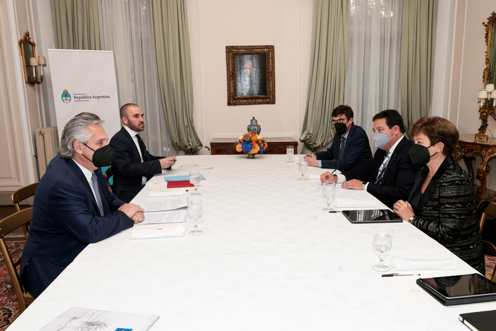 El presidente argentino, Alberto Fernández, y su ministro de Economía, Martín Guzmán, durante una reunión con la directora del FMI, Kristalina Georgieva, el pasado 30 de octubre en Roma.