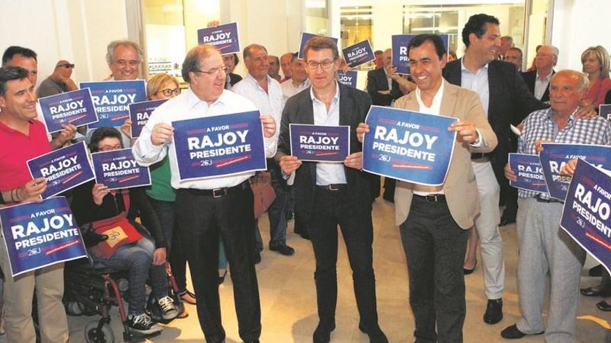 Herrera, Feijóo y Maíllo junto a los militantes del Partido Popular durante el acto celebrado ayer.