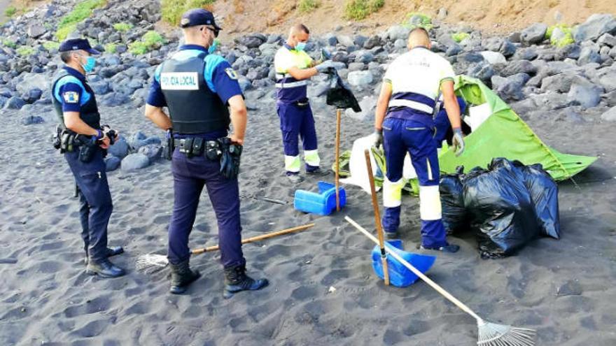 Desalojan a 62 campistas en la playa de Los Patos, en La Orotava.