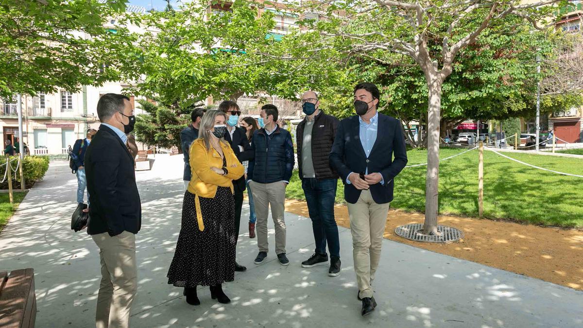 El alcalde Barcala y la vicealcaldesa, Mari Carmen Sánchez, visitan la reciente remodelación de la Plaza Séneca.