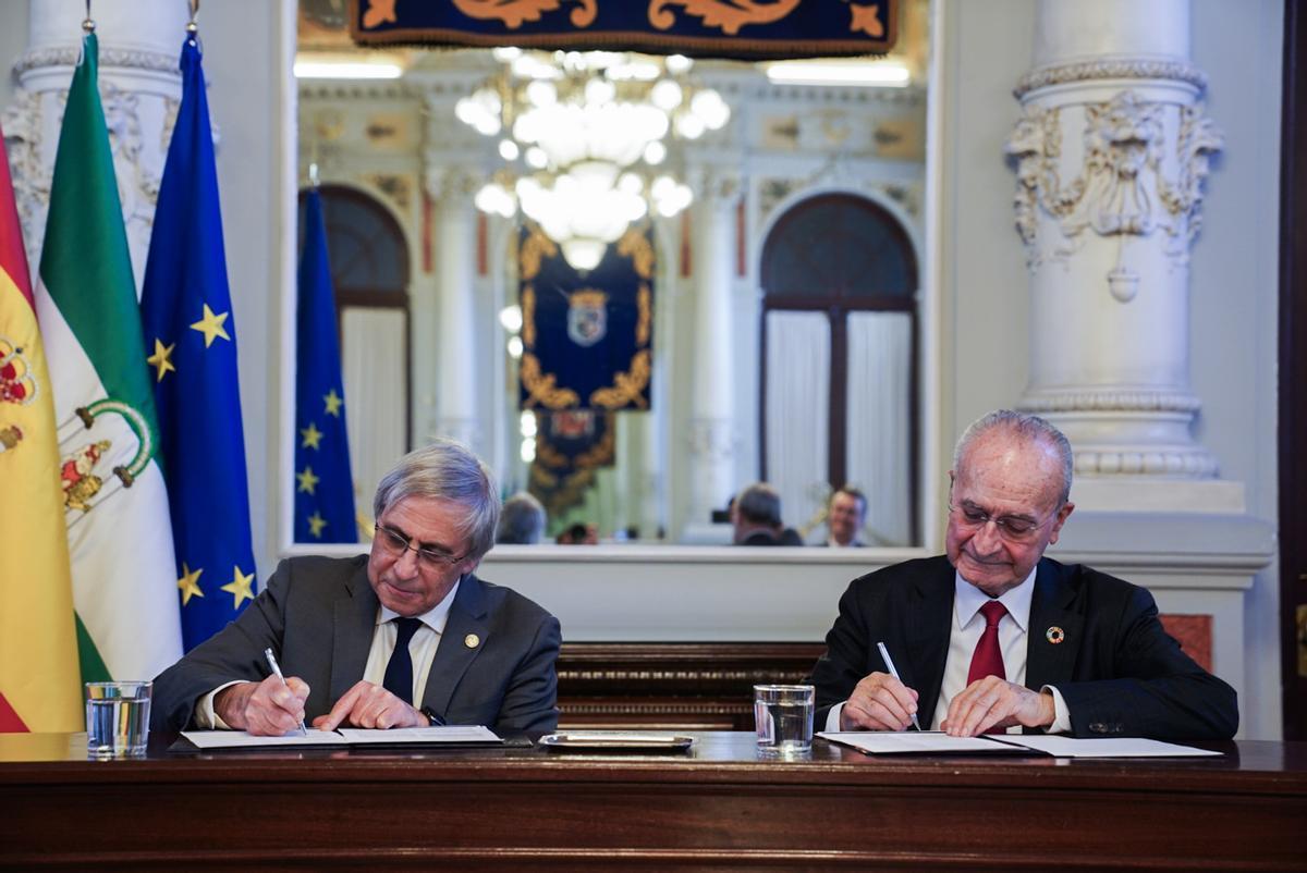 El presidente de la Unión Internacional de Química Pura y Aplicada (IUPAC), Ehud Keinan, y Francisco de la Torre, durante la firma del protocolo.