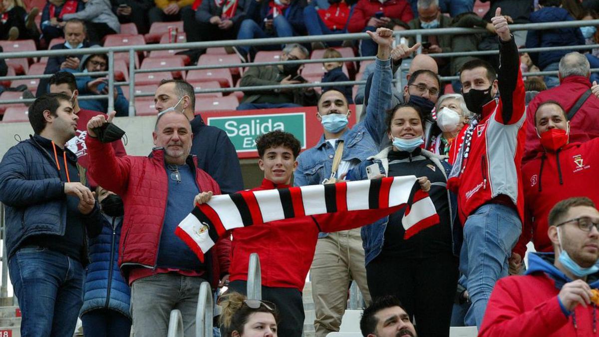El Real Murcia y sus aficionados también se suman al lema de ‘No a la guerra’ | PEPE VALERO