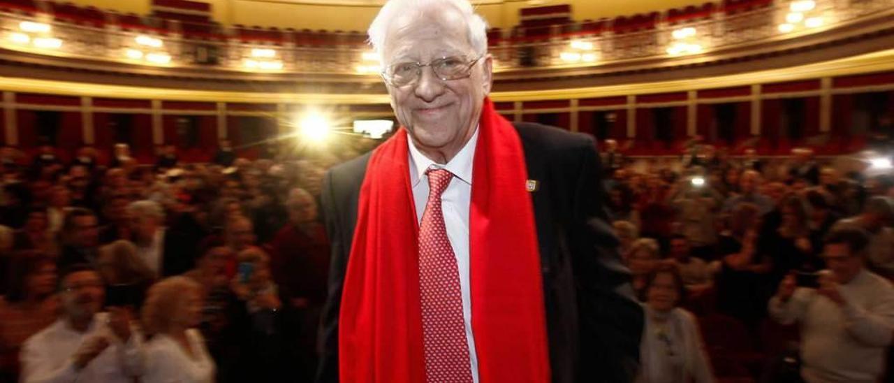 El padre Ángel García, en el teatro Campoamor.