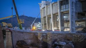 Movimiento de obras en el Camp Nou antes del amanecer, a principios de septiembre.